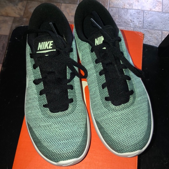 nike flex experience rn 7 on feet